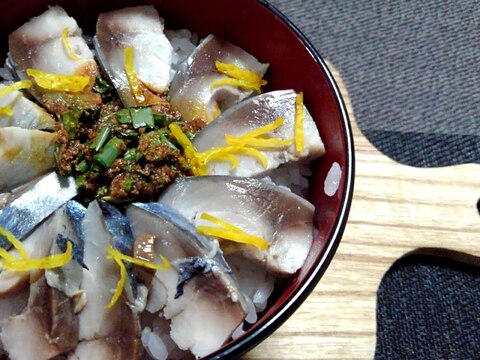 しめ鯖を黄身とゴマ醤油と柚子をちらしてしめ鯖丼☆